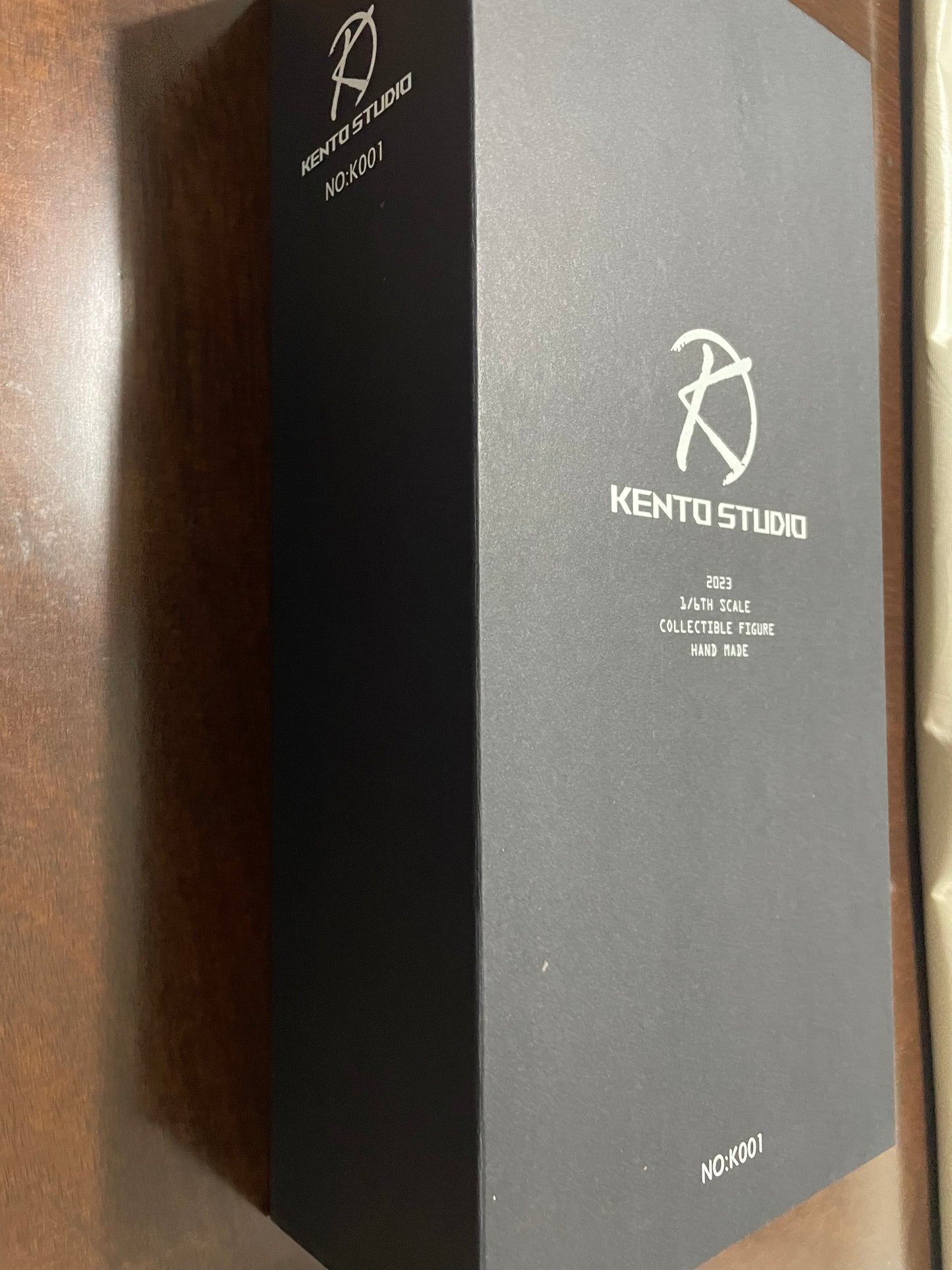 Figura Millionaire marca Kento Studio K001 x EM Custom Studios escala 1/6