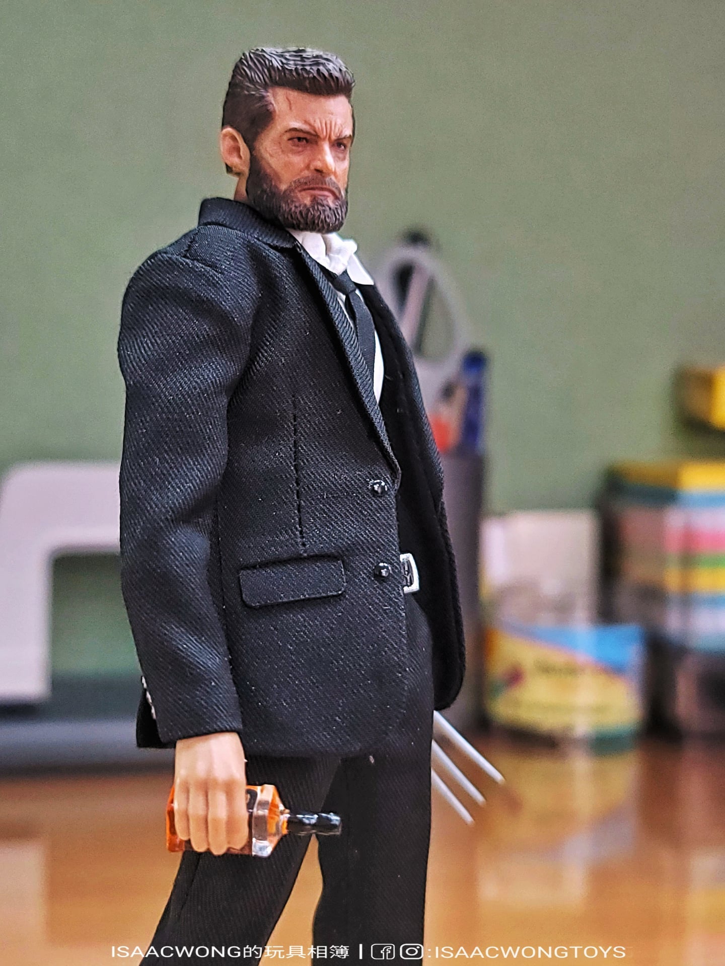 Pedido Figura Logan traje negro marca Nota Studio escala pequeña 1/12