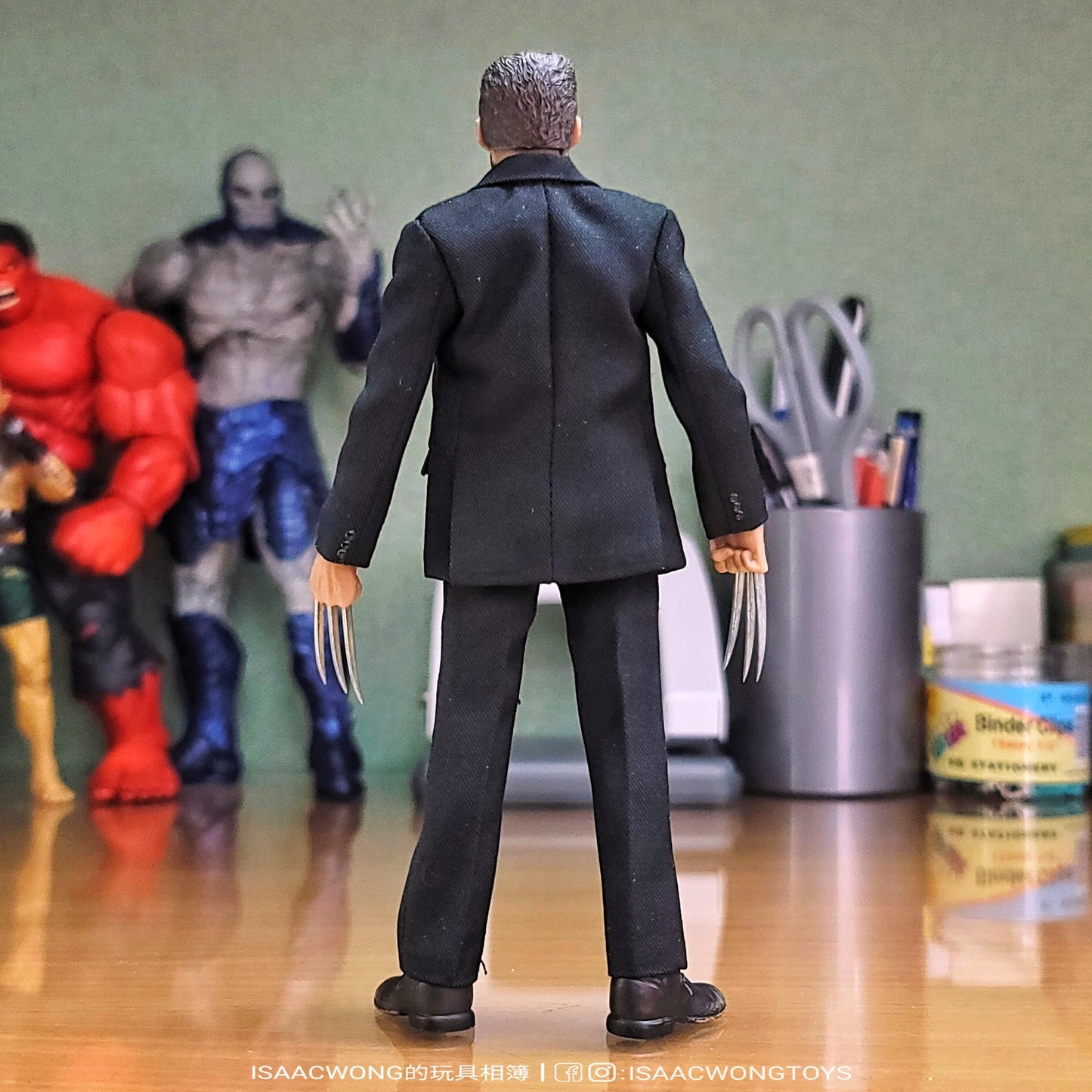 Pedido Figura Logan traje negro marca Nota Studio escala pequeña 1/12