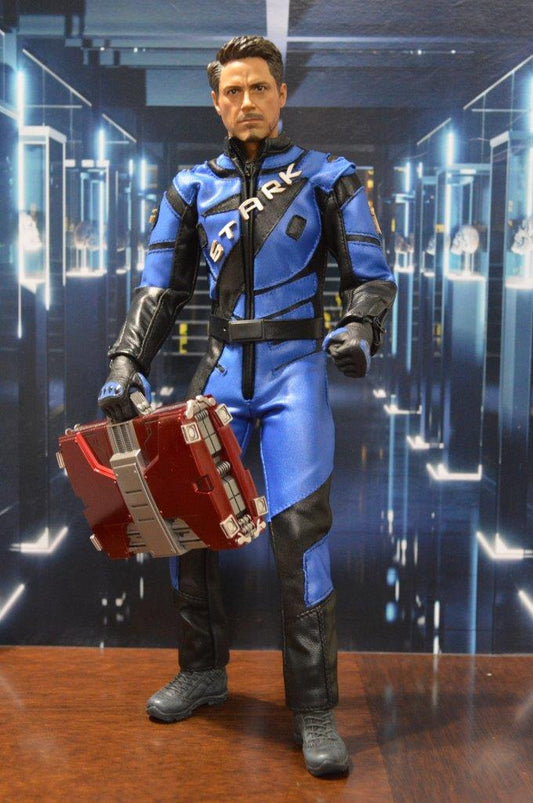 Figura Tony (Deluxe) con traje de carreras marca EM Custom Studios escala 1/6