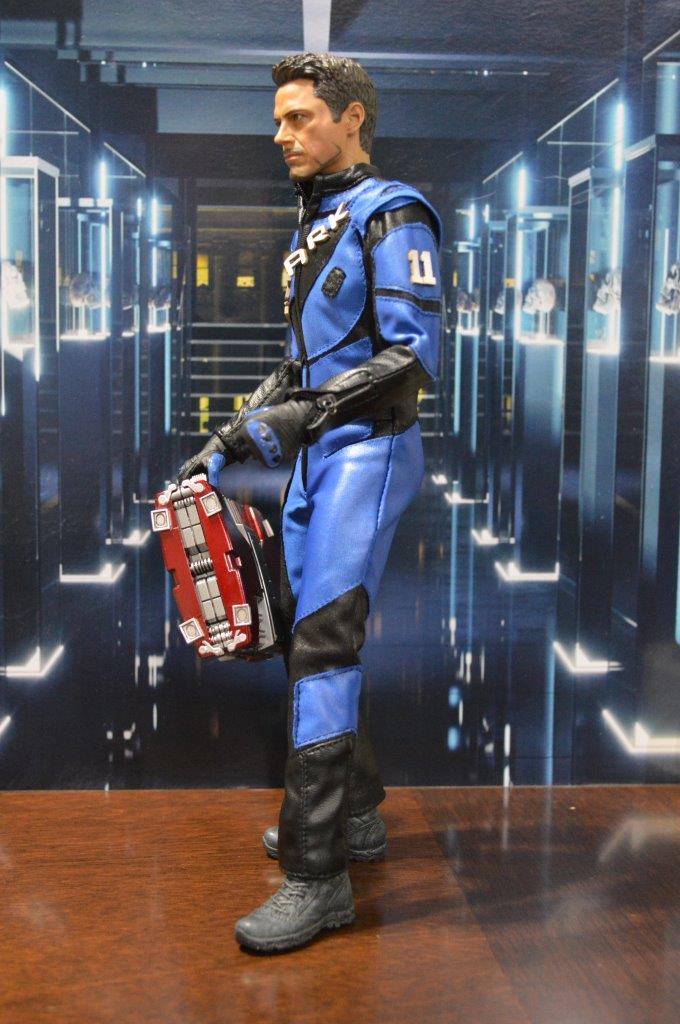 Figura Tony (Deluxe) con traje de carreras marca EM Custom Studios escala 1/6