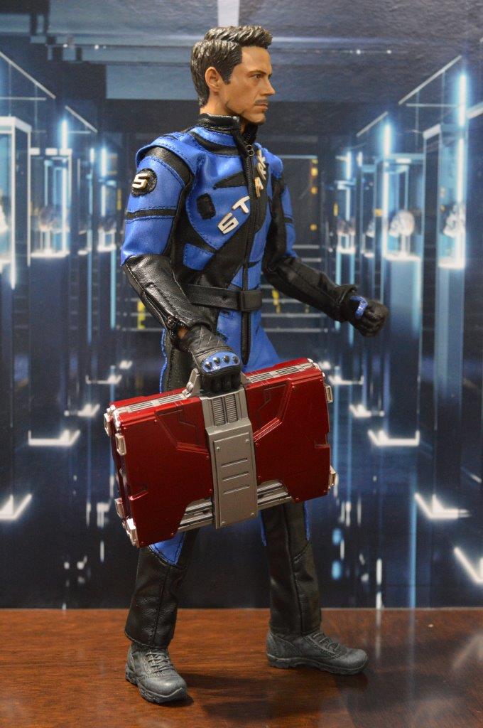Figura Tony (Deluxe) con traje de carreras marca EM Custom Studios escala 1/6