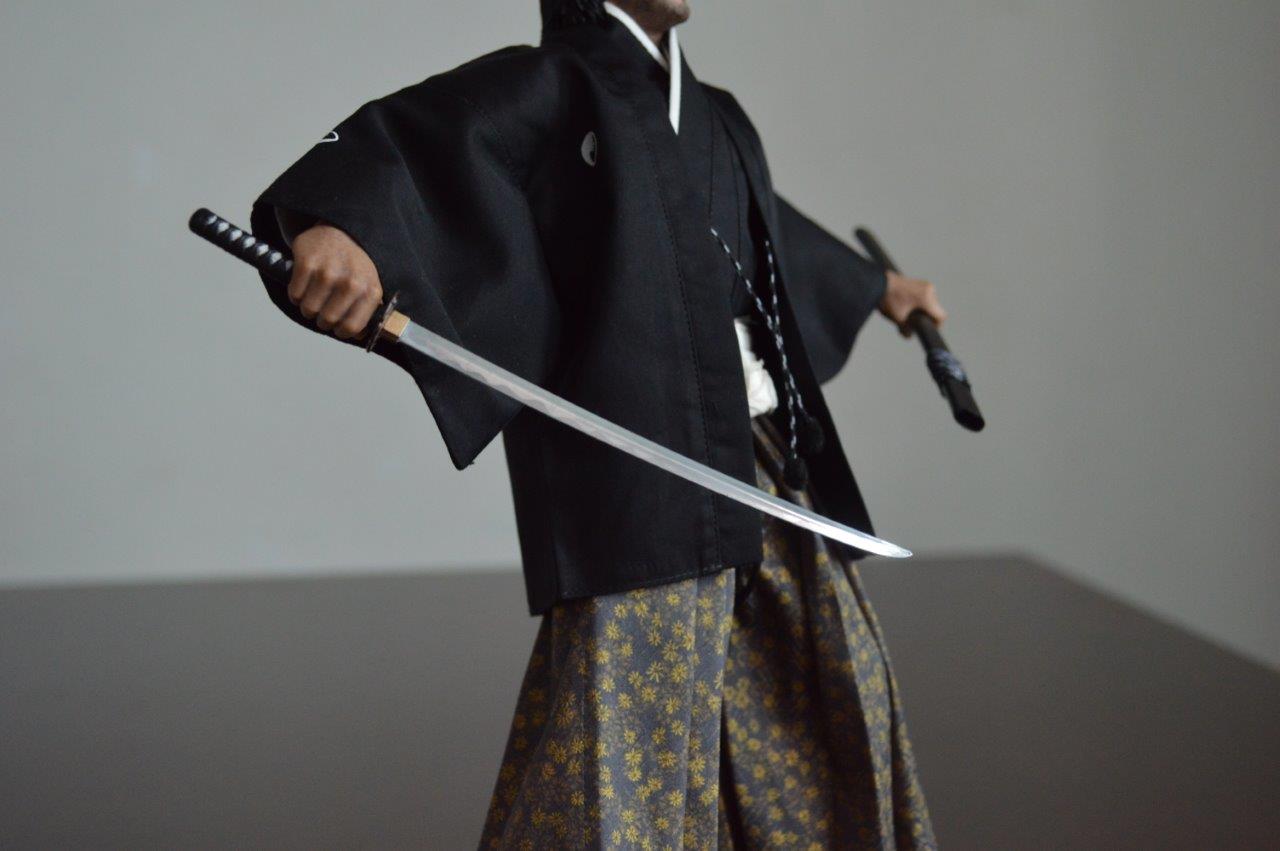 Figura Ronin marca EM Custom Studios escala 1/6