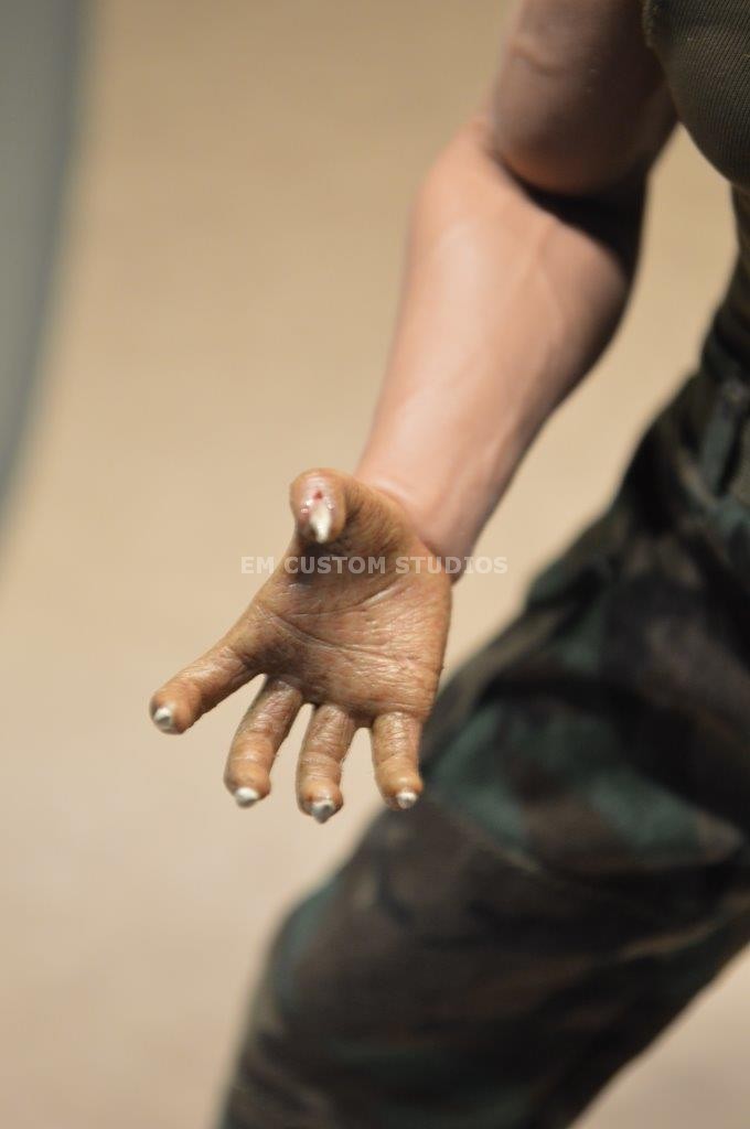 Figura Wolfman Brother con Uniforme Militar marca EM Custom Studios escala 1/6