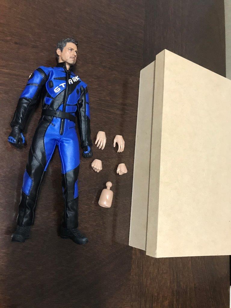 Figura Tony con traje de carreras marca EM Custom Studios escala 1/6