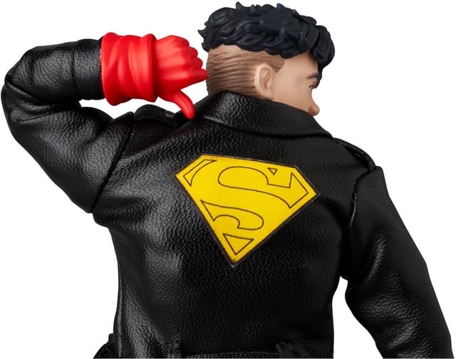 Preventa Figura Superboy - The Return of Superman - MAFEX marca Medicom Toy No.232 escala pequeña 1/12