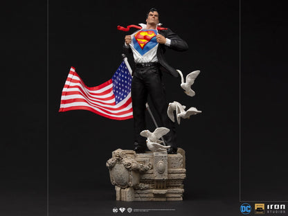 Pedido Estatua Clark Kent Deluxe - DC Comics marca Iron Studios escala de arte 1/10