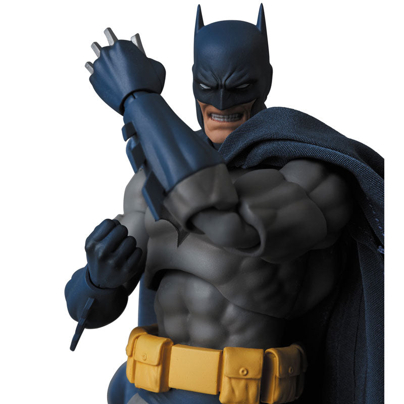 EN STOCK Figura BATMAN - Batman: Hush - Mafex No. 105 marca Medicom Toy escala 1/12