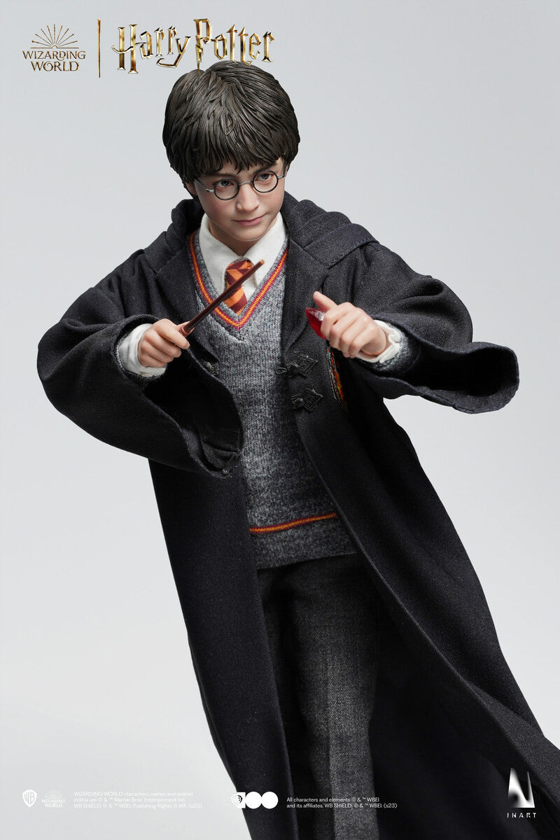 Preventa Figura Harry Potter - Hogwarts School Uniform Inart (Standard Edition) (Cabello Esculpido) marca Queen Studios AG006S1 escala 1/6