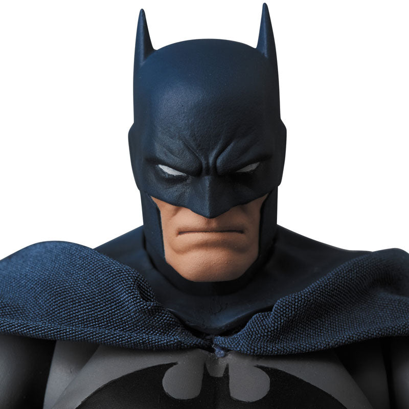 EN STOCK Figura BATMAN - Batman: Hush - Mafex No. 105 marca Medicom Toy escala 1/12