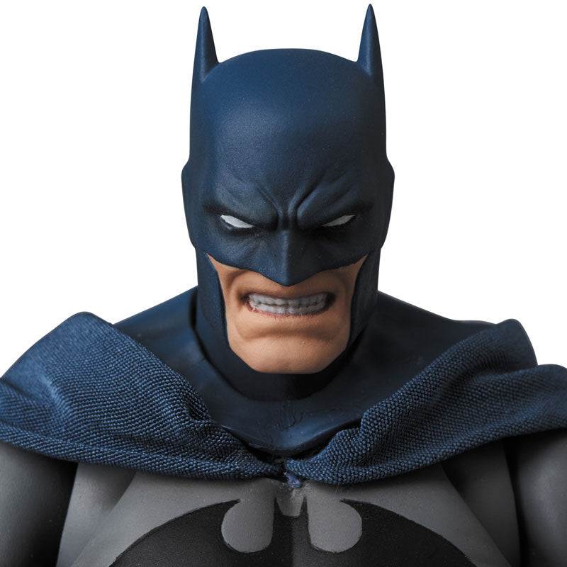 EN STOCK Figura BATMAN - Batman: Hush - Mafex No. 105 marca Medicom Toy escala 1/12