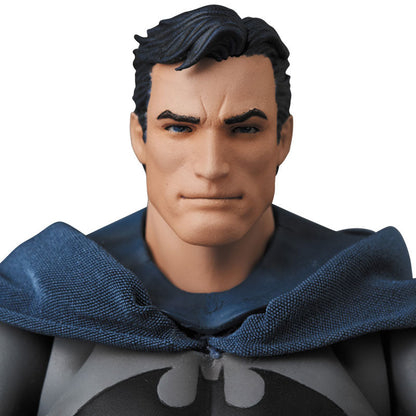 EN STOCK Figura BATMAN - Batman: Hush - Mafex No. 105 marca Medicom Toy escala 1/12