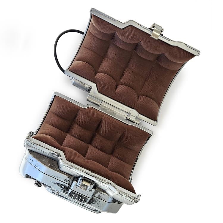 Preventa Pip-Boy 3000 Mark V - Fallout - Prop Replica marca The Wand Company x Bethesda escala real 1/1