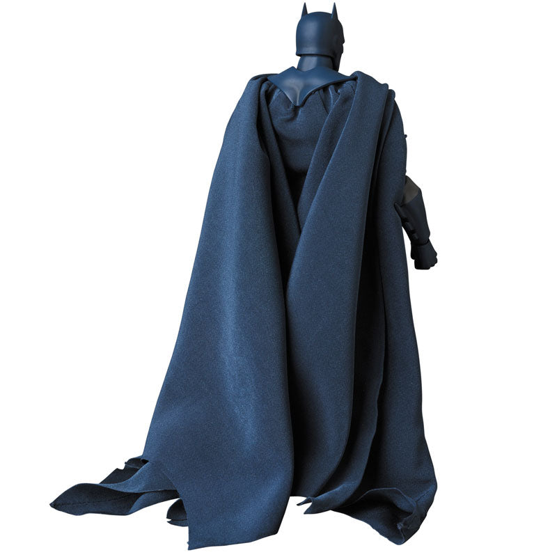 EN STOCK Figura BATMAN - Batman: Hush - Mafex No. 105 marca Medicom Toy escala 1/12