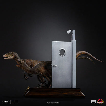 Preventa Estatua Raptors at the Kitchen's Door - Jurassic Park  marca Iron Studios escala de arte 1/10