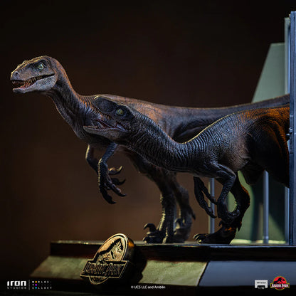 Preventa Estatua Raptors at the Kitchen's Door - Jurassic Park  marca Iron Studios escala de arte 1/10