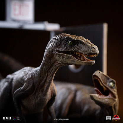 Preventa Estatua Raptors at the Kitchen's Door - Jurassic Park  marca Iron Studios escala de arte 1/10