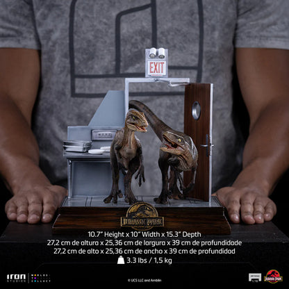 Preventa Estatua Raptors at the Kitchen's Door - Jurassic Park  marca Iron Studios escala de arte 1/10