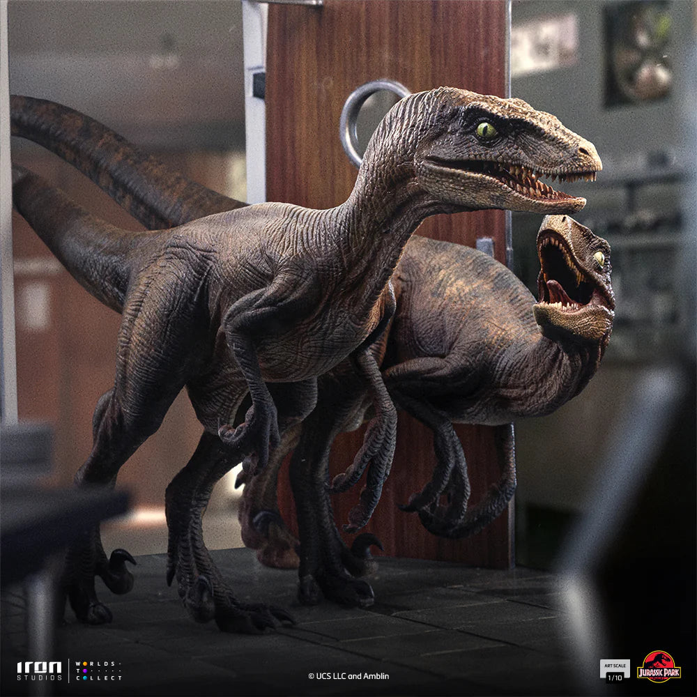 Preventa Estatua Raptors at the Kitchen's Door - Jurassic Park  marca Iron Studios escala de arte 1/10