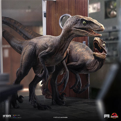 Preventa Estatua Raptors at the Kitchen's Door - Jurassic Park  marca Iron Studios escala de arte 1/10