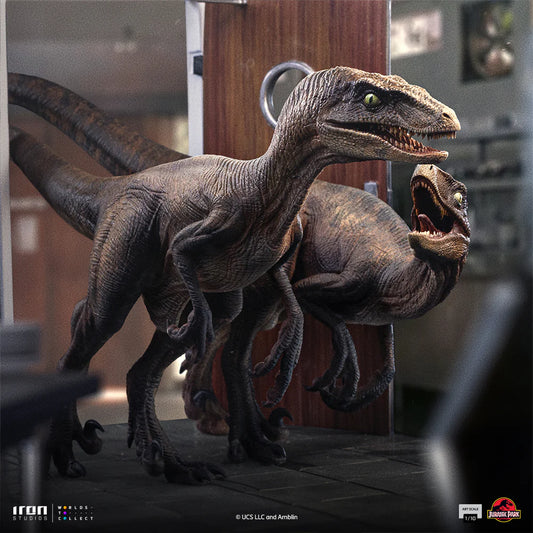 Preventa Estatua Raptors at the Kitchen's Door - Jurassic Park  marca Iron Studios escala de arte 1/10