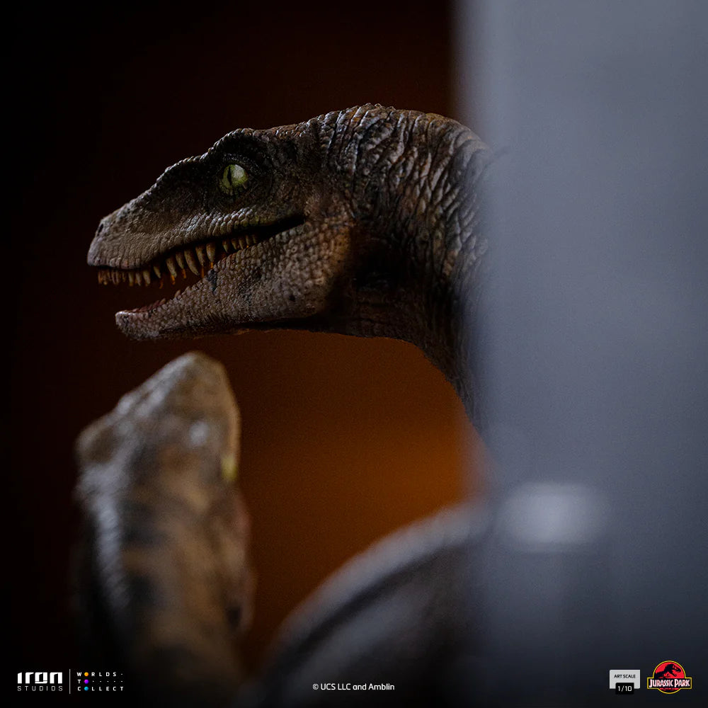Preventa Estatua Raptors at the Kitchen's Door - Jurassic Park  marca Iron Studios escala de arte 1/10