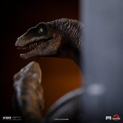 Preventa Estatua Raptors at the Kitchen's Door - Jurassic Park  marca Iron Studios escala de arte 1/10
