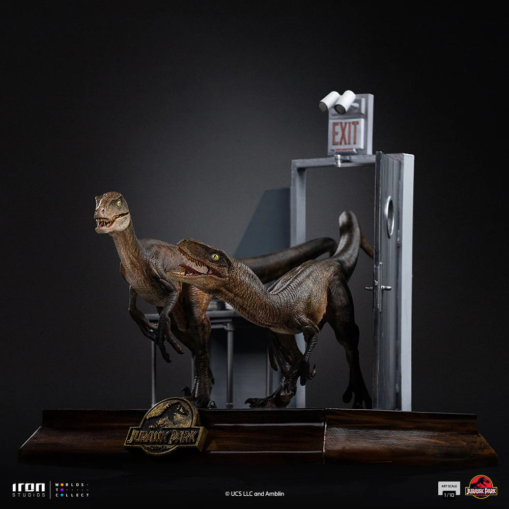 Preventa Estatua Raptors at the Kitchen's Door - Jurassic Park  marca Iron Studios escala de arte 1/10
