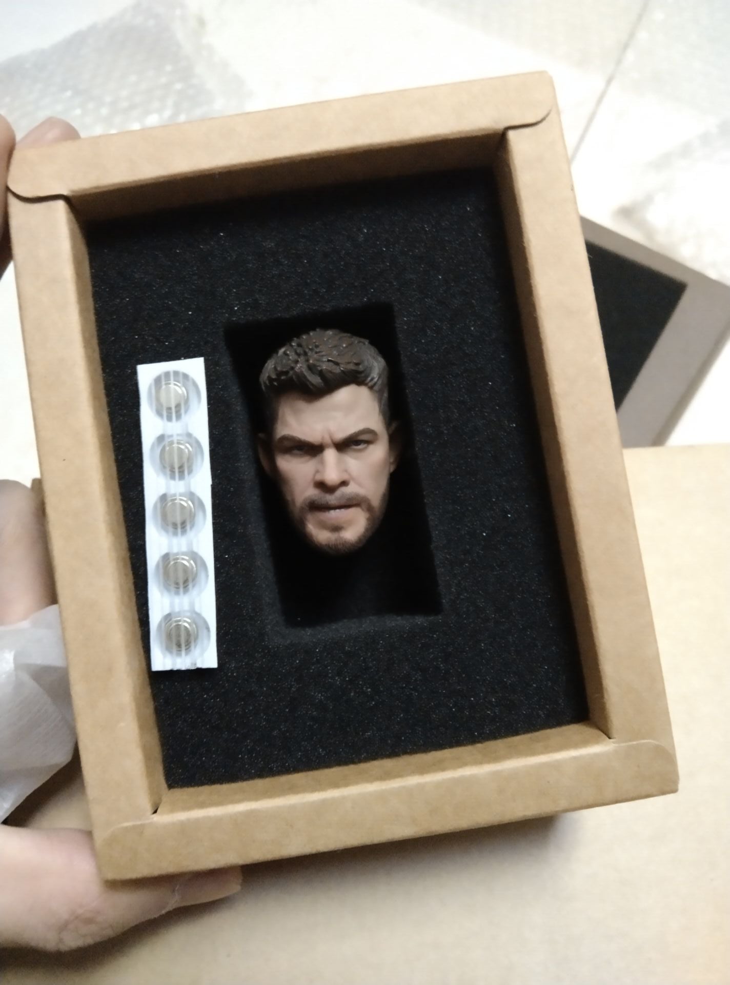 Pedido Cabeza Male Thunder con LED (2 versiones) marca Art-By T6 escala 1/6