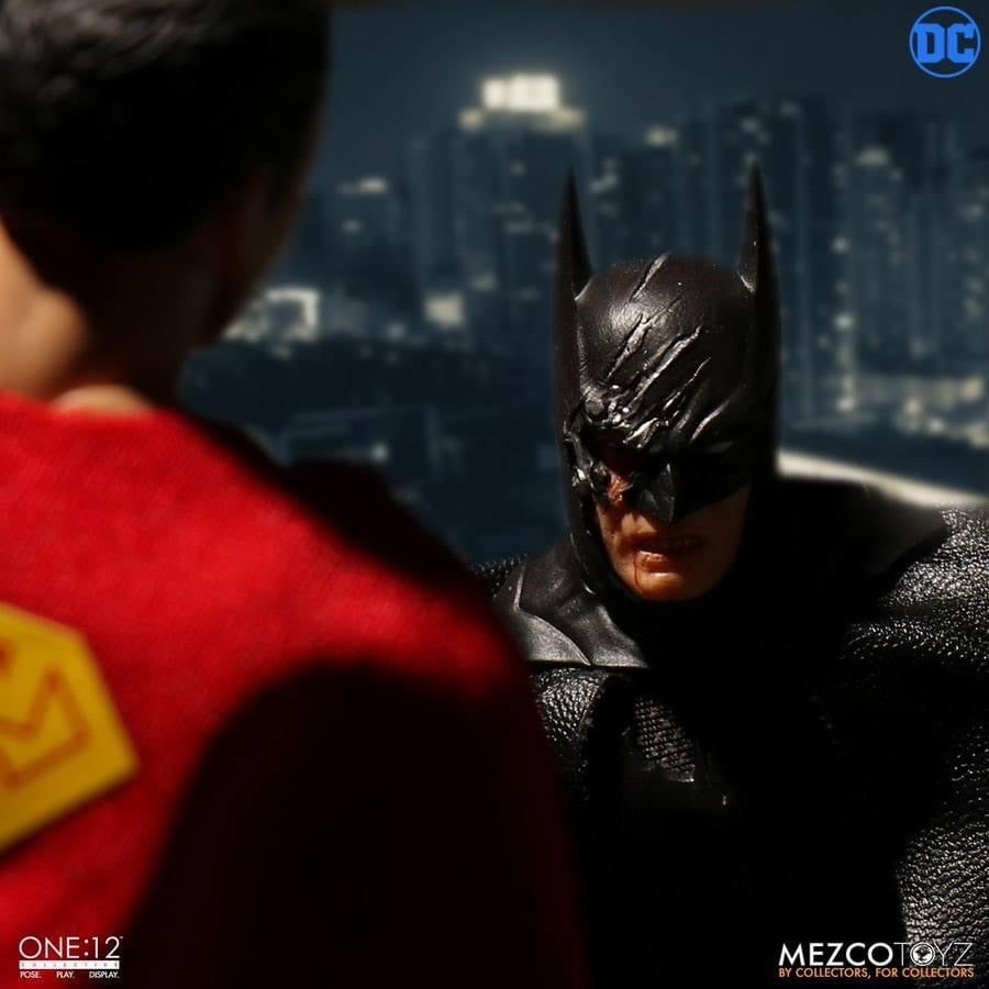 Pedido Figura Batman Sovereign Knight marca Mezco escala pequeña 1/12